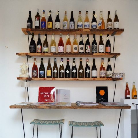 Picture of the wine section in Ca Na Tonetas shop.