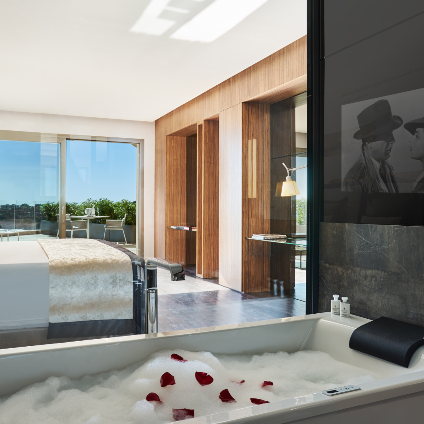   Ritual de placer en la bañera - Essentially Mallorca 1